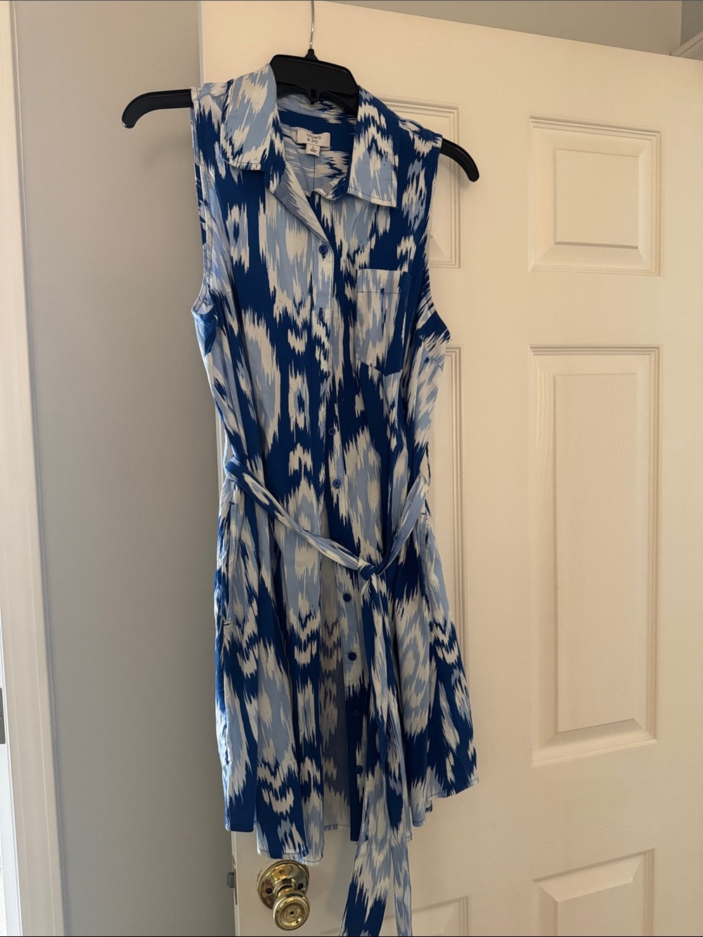 crown & ivy Blue and White Sleeveless Tie-Waist Shirt Dress